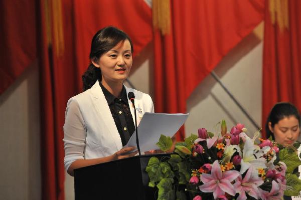 团委书记耿潇潇作报告 团委书记耿潇潇作报告